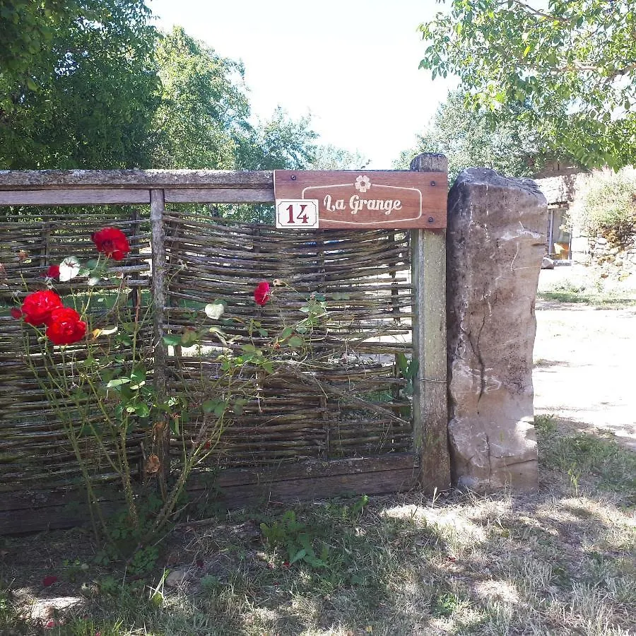 Gîte La Grange Saint-Laurent-dʼOlt 0*,