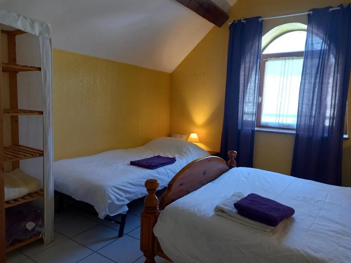 Gîte La Grange Saint-Laurent-dʼOlt 0*,
